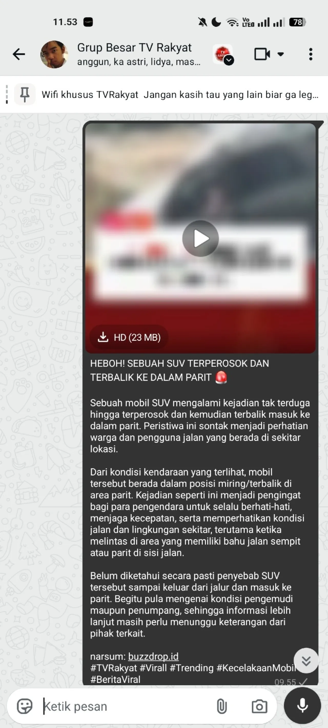 sebuah mobil yang terjauh ke dalam parit — News